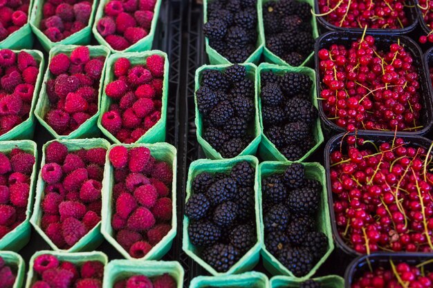 Frambuesas maduras y dulces; Fresas y grosellas rojas en la vitrina.