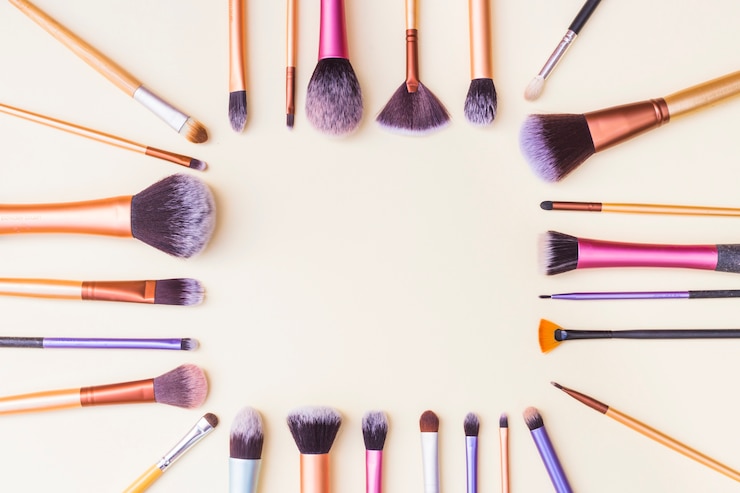 Photo Gratis frame made with set of makeup brushes on beige background