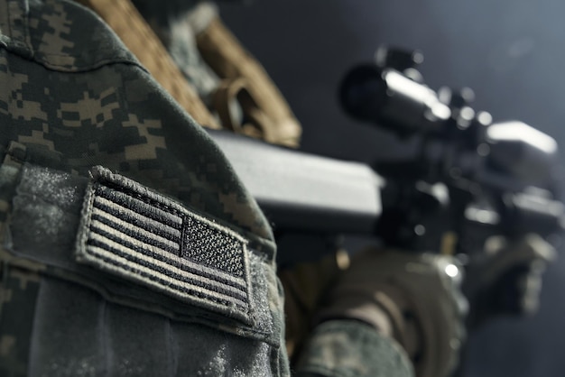 Franja de bandera americana en ropa de soldado