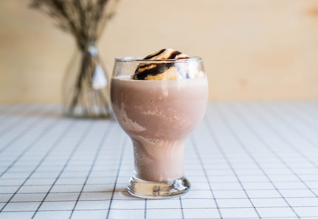 Foto gratuita frappe de chocolate con helado de vainilla