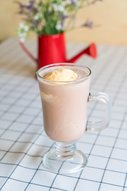 Foto gratuita frappe de chocolate con helado de vainilla