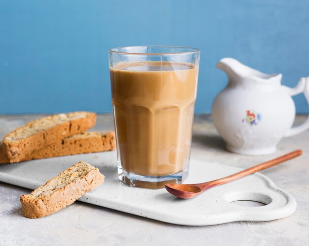 Frappe en vaso junto a las rebanadas de pan con semillas.