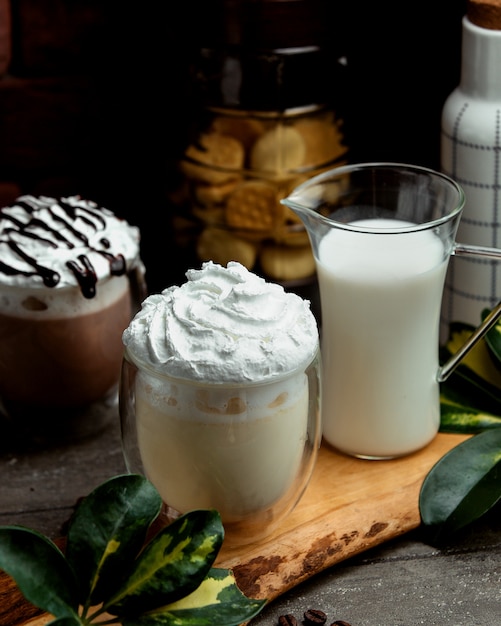 Foto gratuita frappuccino con café y leche sobre la mesa