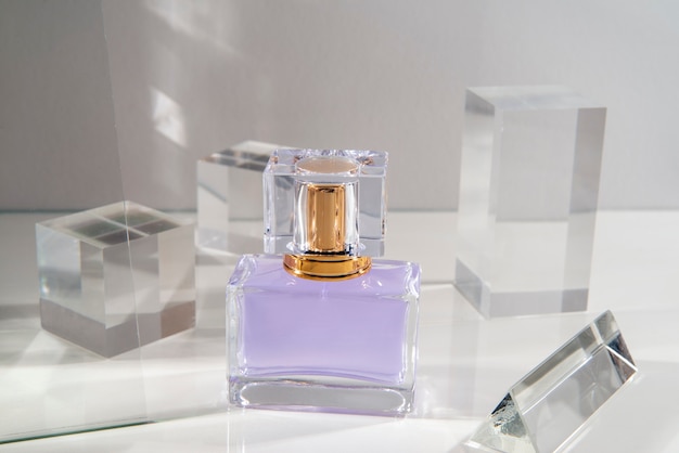 Foto gratuita frasco de perfume de alto ángulo