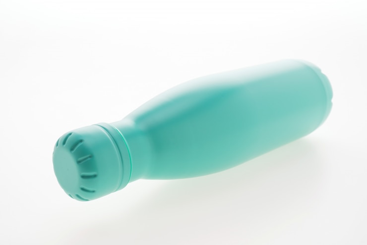 Foto gratuito frasco de vacío y botella de acero inoxidable.