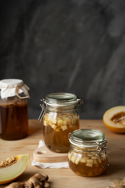 Frascos de alto ángulo con sabrosa kombucha.