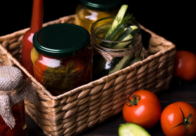 Frascos altos de ángel con verduras en conserva