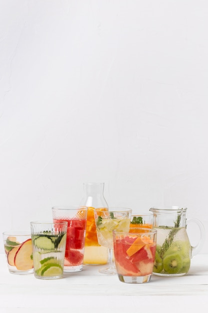 Foto gratuita frascos con frutas sabor bebidas en la mesa