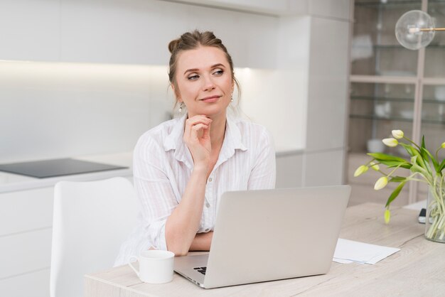 Freelance de tiro medio con laptop