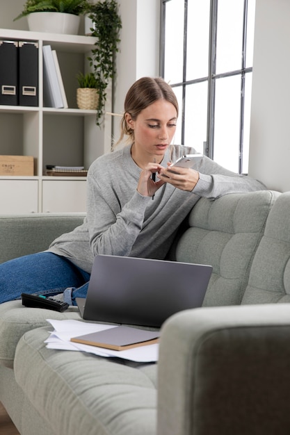 Freelancer medio trabajando en casa