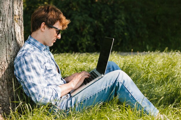 Freelancer en el parque trabajando