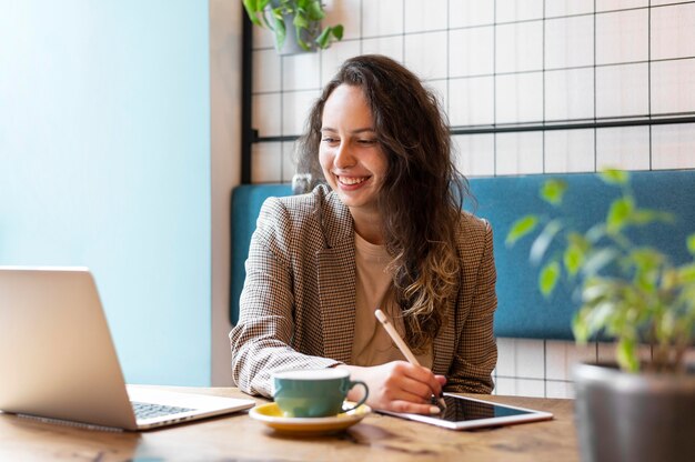 Freelancer que trabaja con una computadora portátil y una tableta