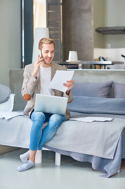 Freelancer sonriente centrado en el trabajo