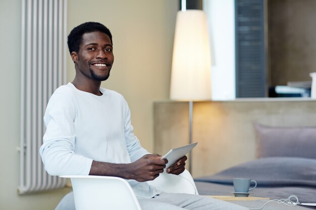 Freelancer sonriente trabajando desde casa