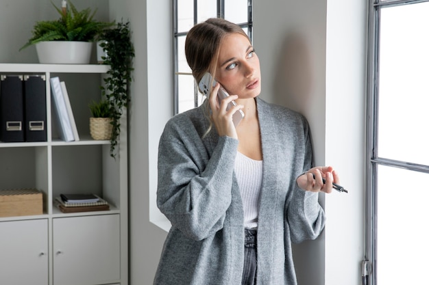 Freelancer de tiro medio hablando por teléfono