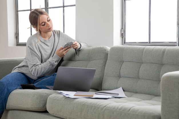 Freelancer de tiro medio que trabaja en la sala de estar