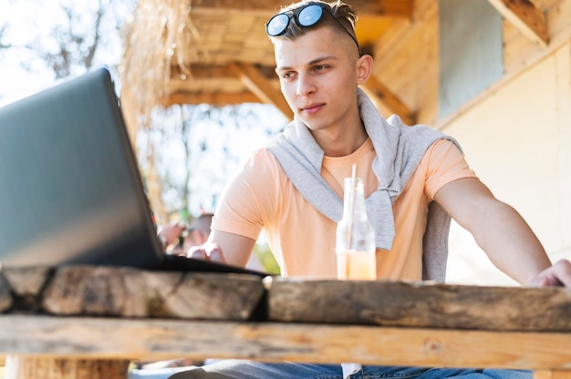 Freelancer de tiro medio sentado en la mesa