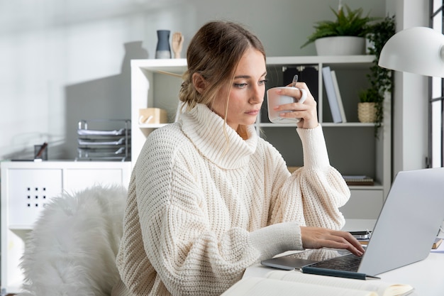 Freelancer de tiro medio trabajando en el escritorio