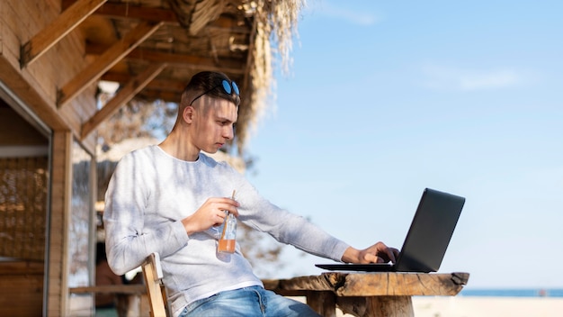 Foto gratuita freelancer trabajando al aire libre plano medio