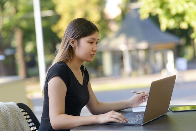 Freelancer trabajando al aire libre