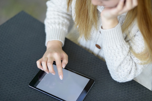 Foto gratuita freelancer trabajando al aire libre