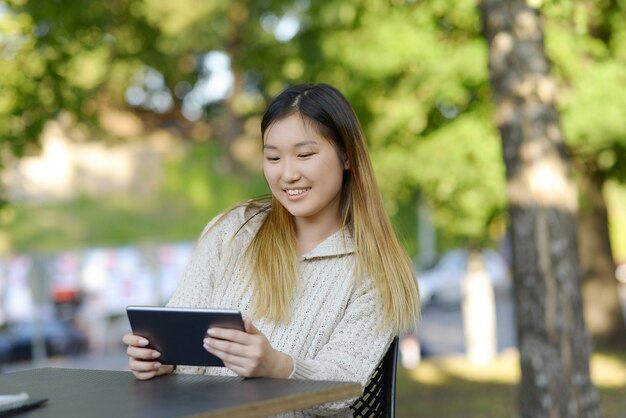 Freelancer trabajando al aire libre