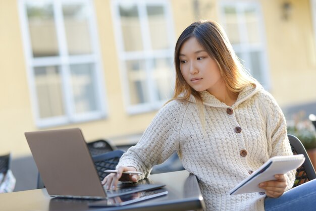 Freelancer trabajando al aire libre