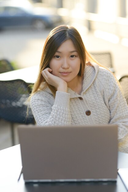 Freelancer trabajando al aire libre