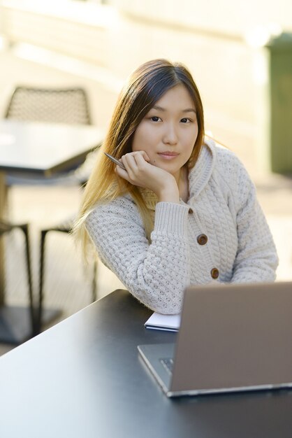 Freelancer trabajando al aire libre