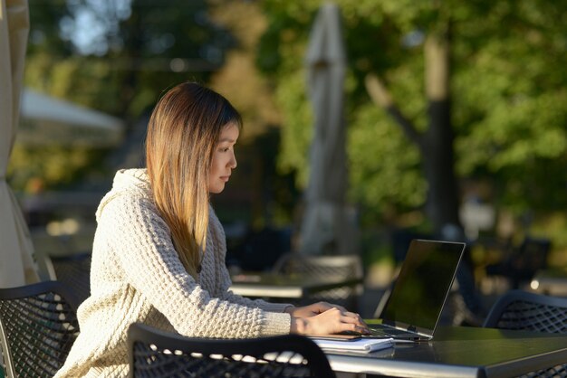 Freelancer trabajando al aire libre