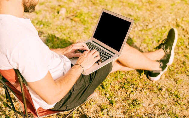 Foto gratuita freelancer trabajando con laptop al aire libre