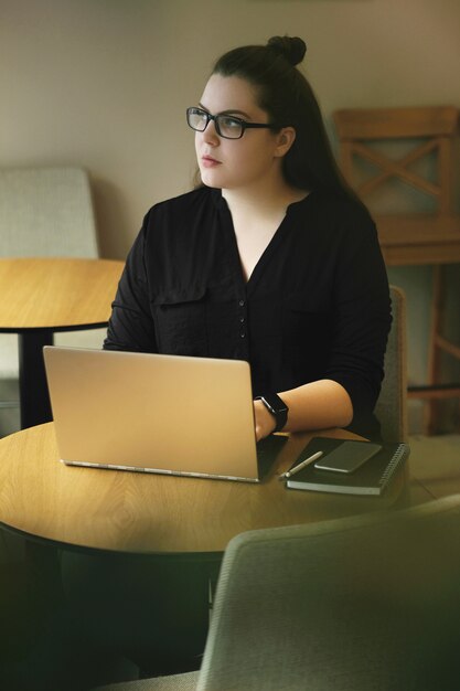 Freelancer trabajando en laptop