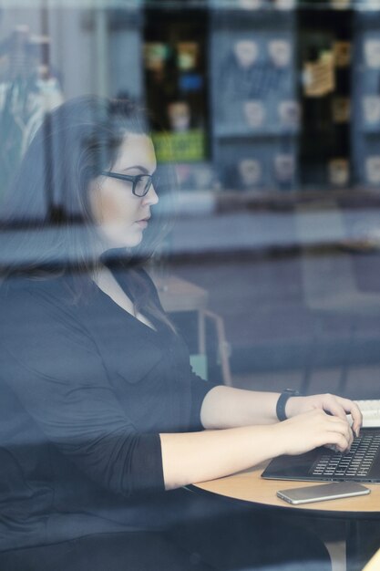 Freelancer trabajando en laptop