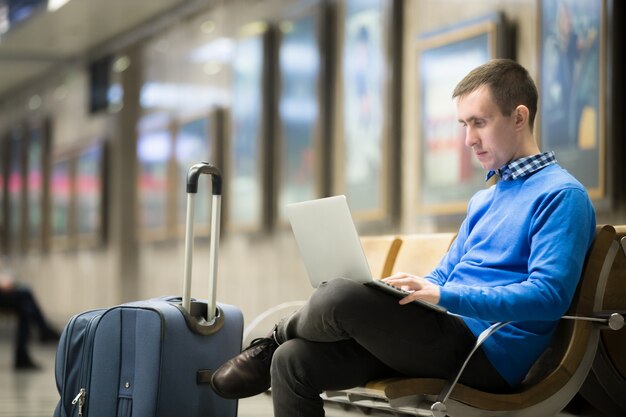 Freelancer viajero esperando en la estación de transporte