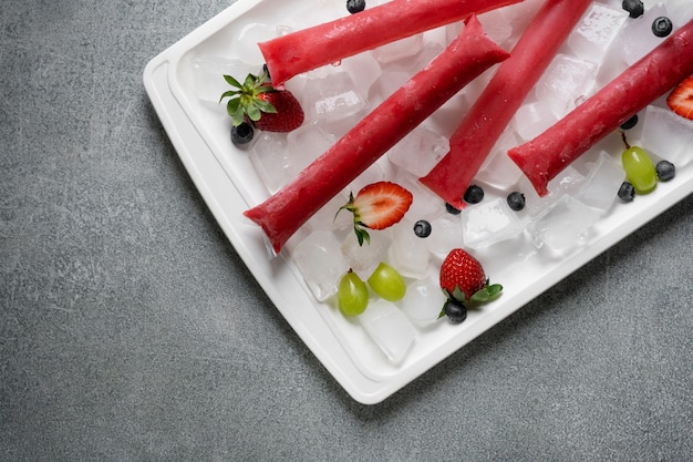 Freezies brasileños típicos con frutas bodegón