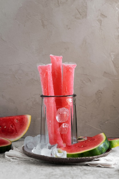 Foto gratuita freezies brasileños típicos con frutas bodegón