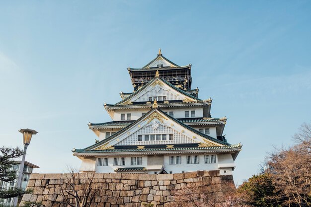Frente al castillo de Osaka, Japón y cielo azul.