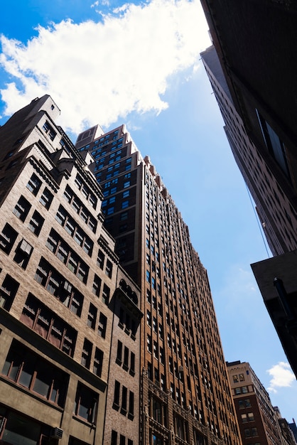 Frente a edificios de gran altura, vista en perspectiva.