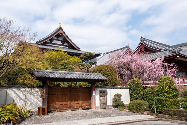 Frente del templo en estilo japonés