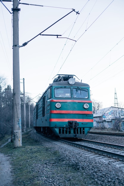 Frente de tren rápido vintage en ferrocarril