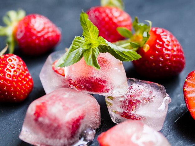 Fresa en cubitos de hielo