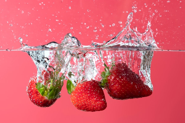 Foto gratuita fresa fresca deliciosa en agua
