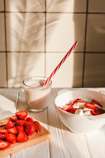 Fresas de alto ángulo con yogurt