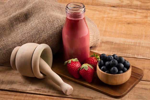 Fresas de ángulo alto y arándanos con batido