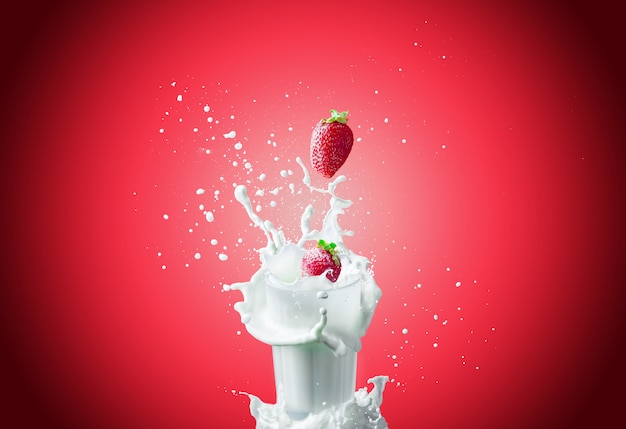 Foto gratuita fresas cae en la leche