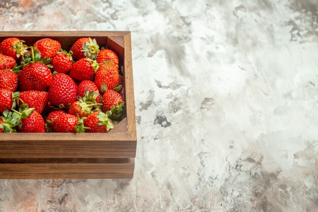 fresas en caja de madera con espacio de copia