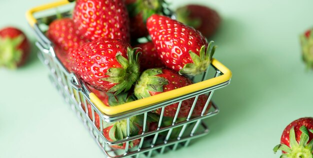 Fresas en una cesta de la compra