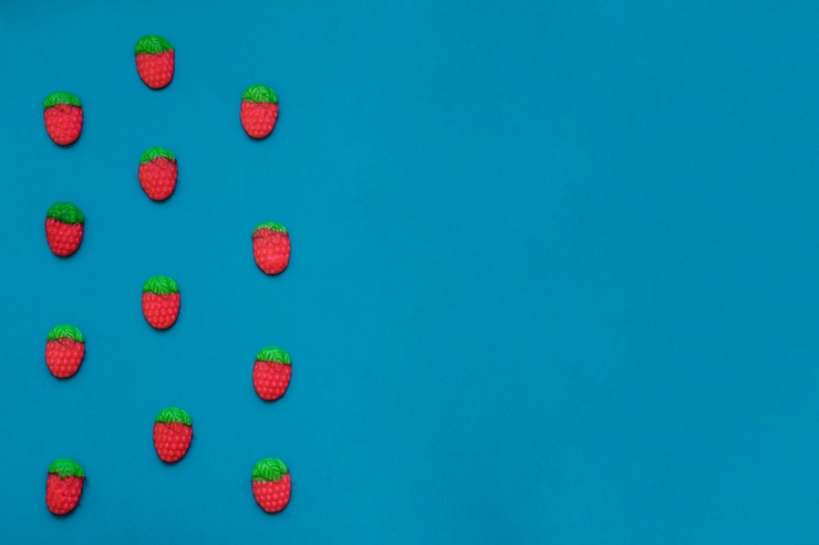 Foto gratuito fresas de chuchería y espacio para copiar