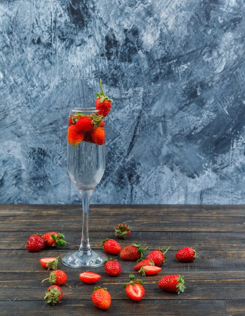 Fresas en una copa de cristal con rodajas