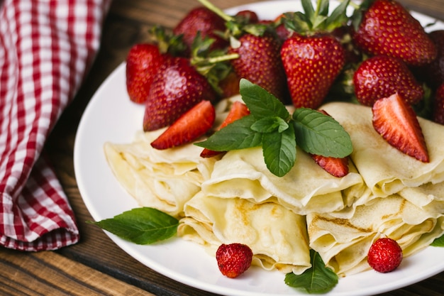 Fresas y crepes de cerca